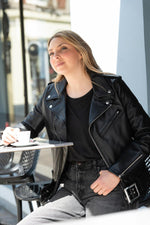 Black woman's perf with belt - Image n°1