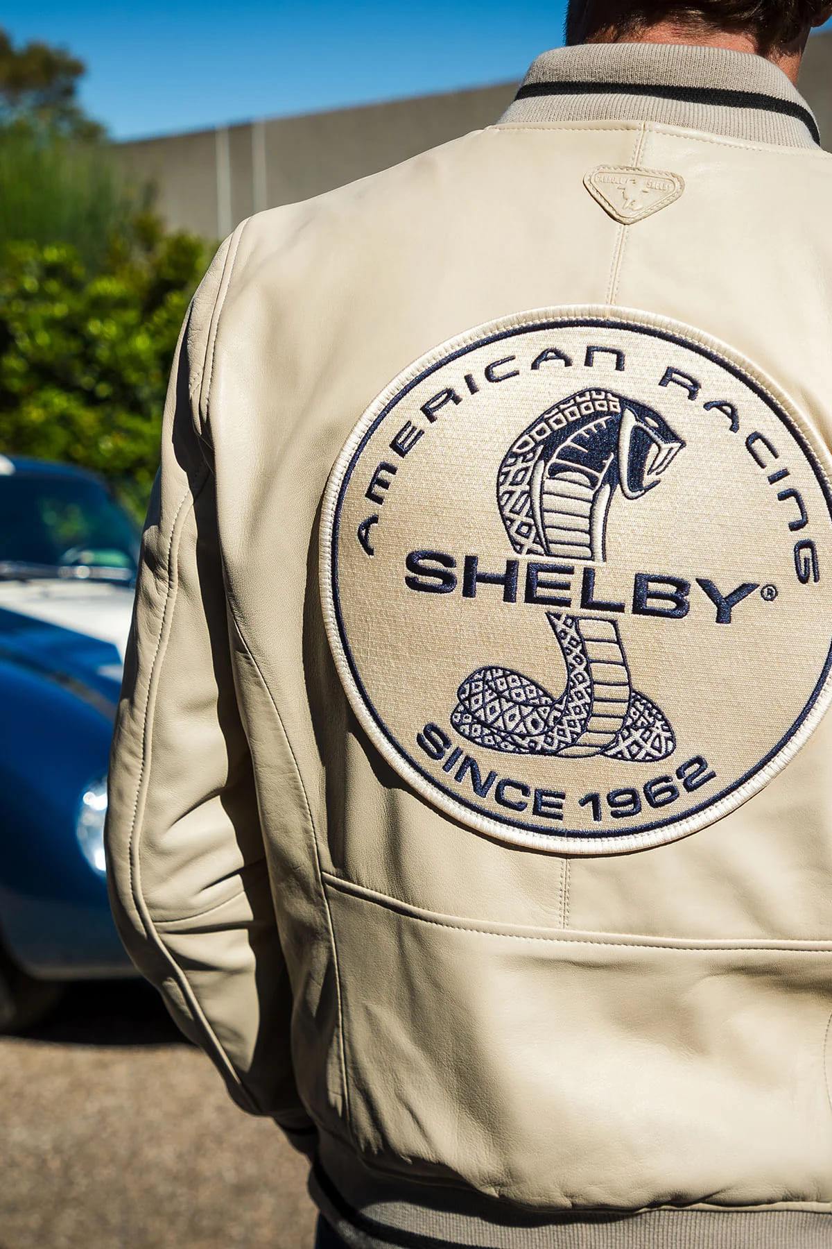 Soft ecru sheepskin bomber, inspired by Shelby's racing legacy. - Image n°6
