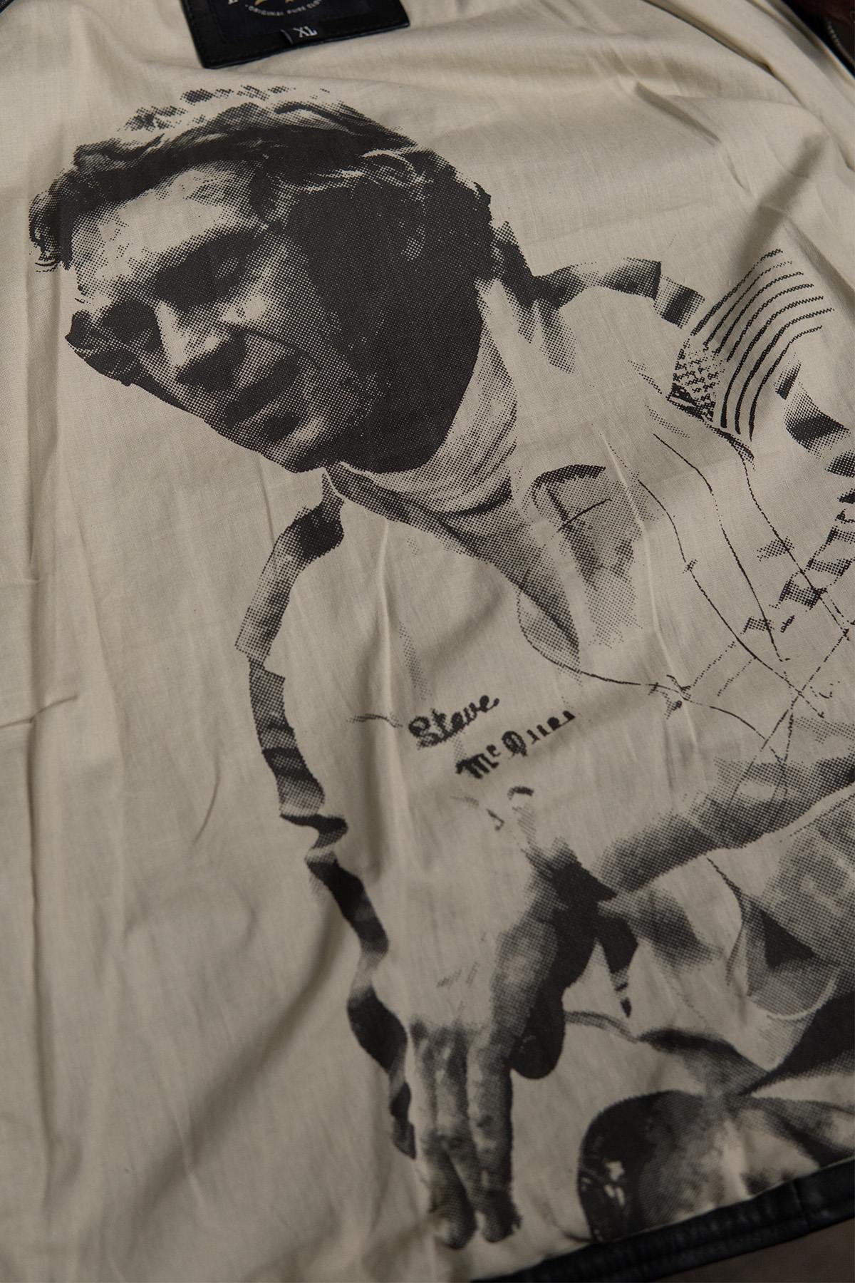 Steve McQueen's racing spirit in a slim taupe sheep leather jacket. - Image n°4