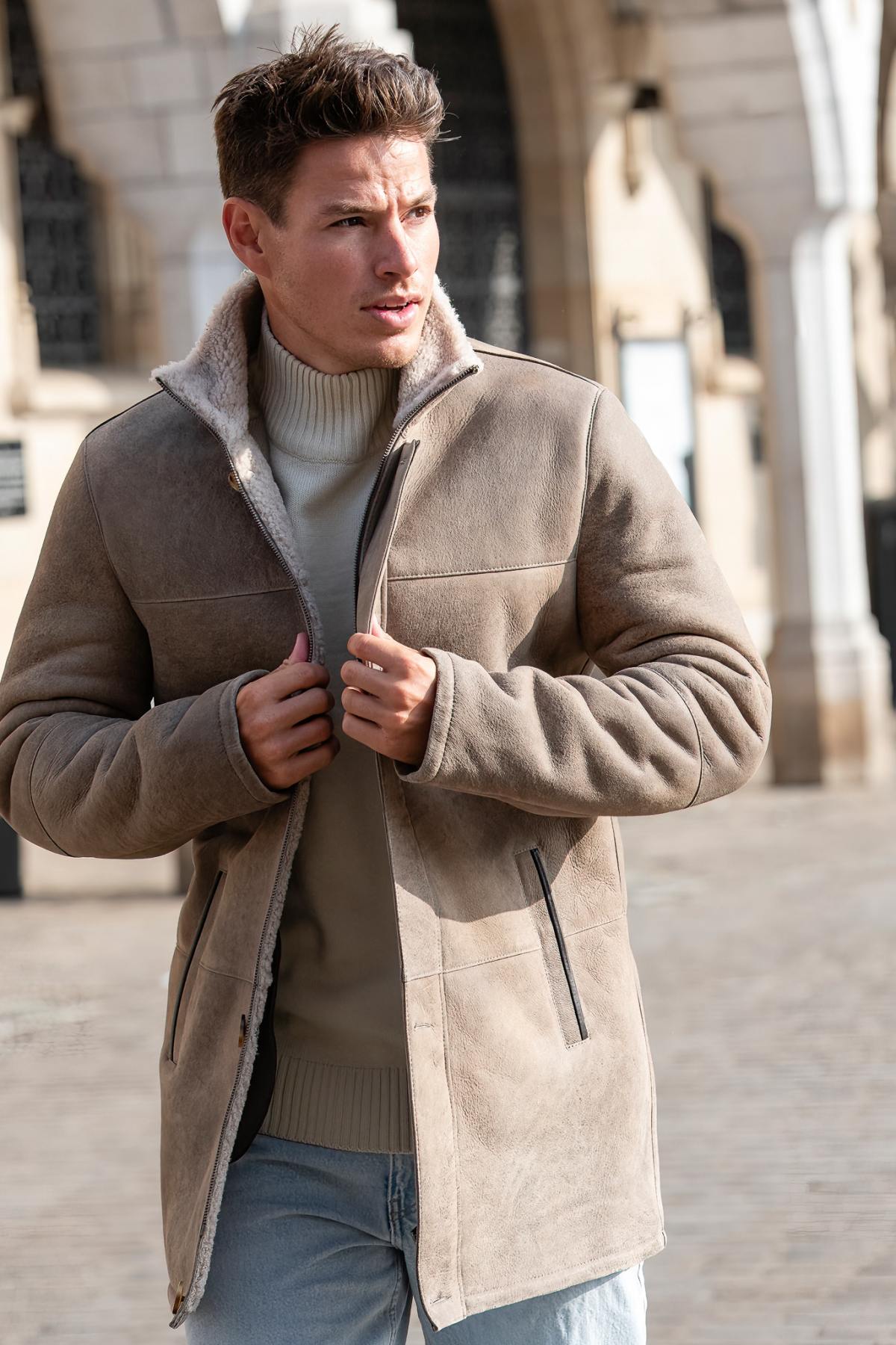Elegant coat in aged sand-coloured shearling - Image n°1