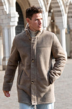Elegant coat in aged sand-coloured shearling - Image n°2
