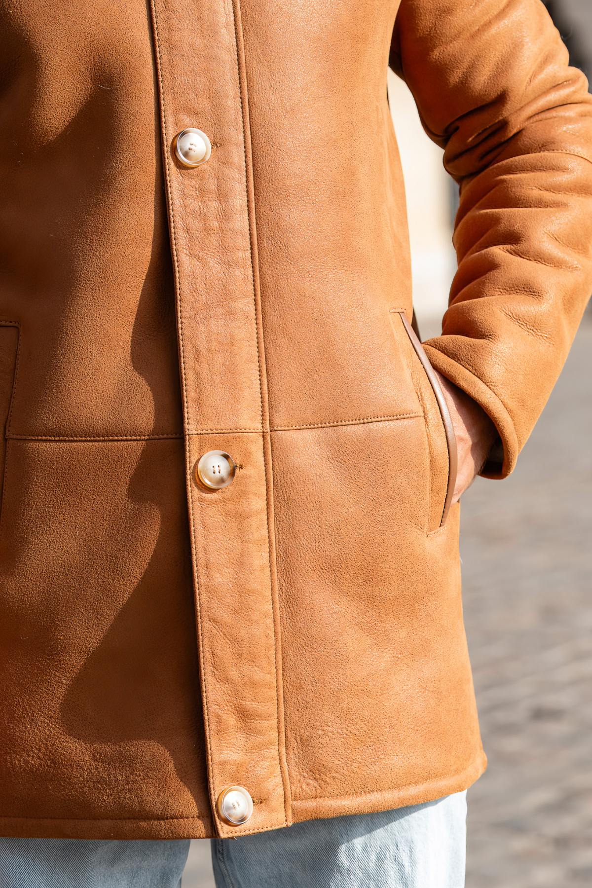 Reversed sheep leather in whisky hue, regular fit for timeless style. - Image n°6