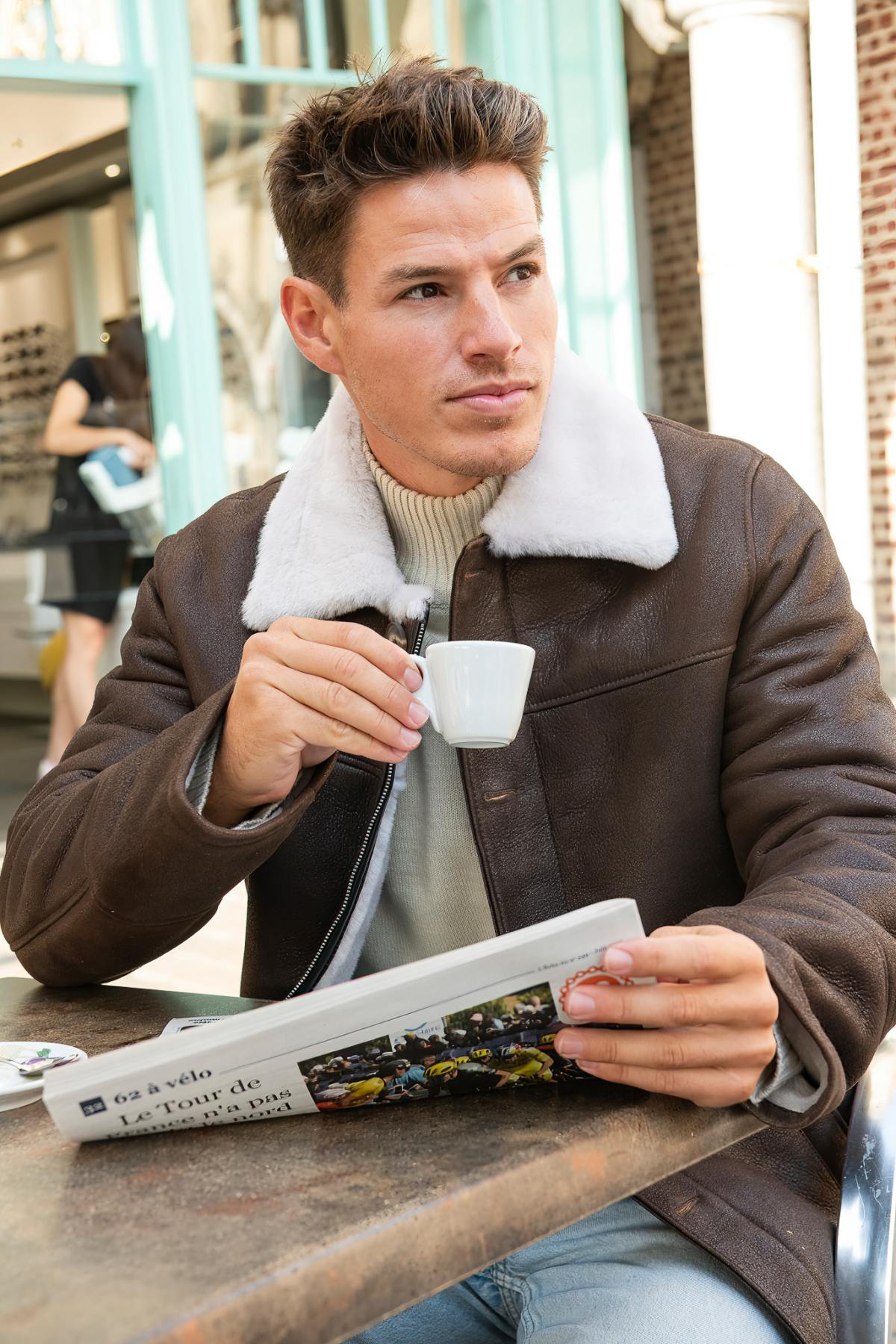 Aged brown lambskin jacket, warm and stylish with a timeless fit. - Image n°2