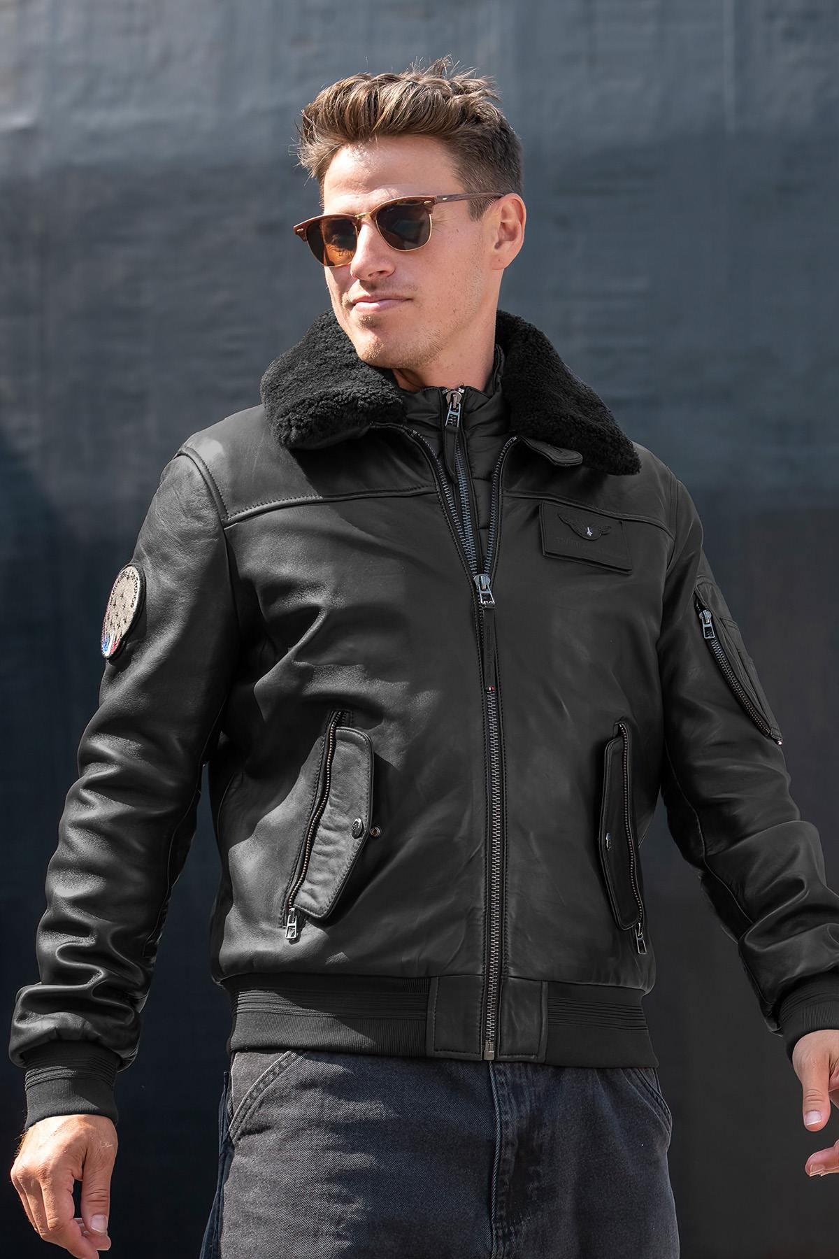 Black lambskin aviator jacket with detachable sheepskin collar. - Image n°4