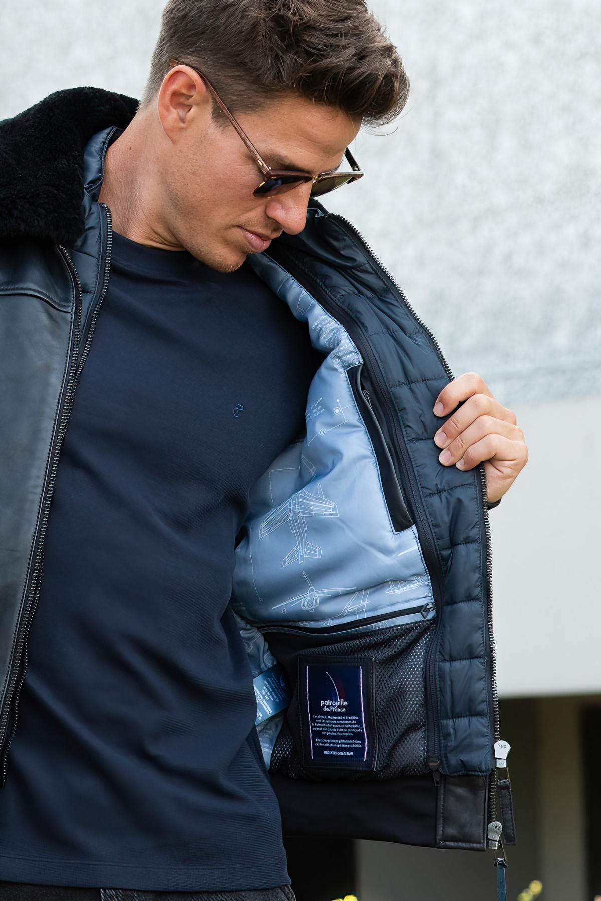 Navy blue leather aviator jacket designed for the Patrouille de France - Image n°7
