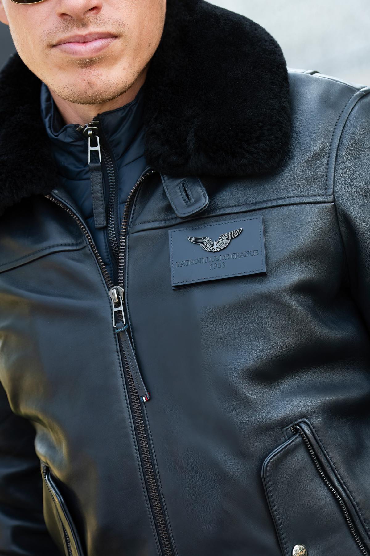 Navy blue leather aviator jacket designed for the Patrouille de France - Image n°5