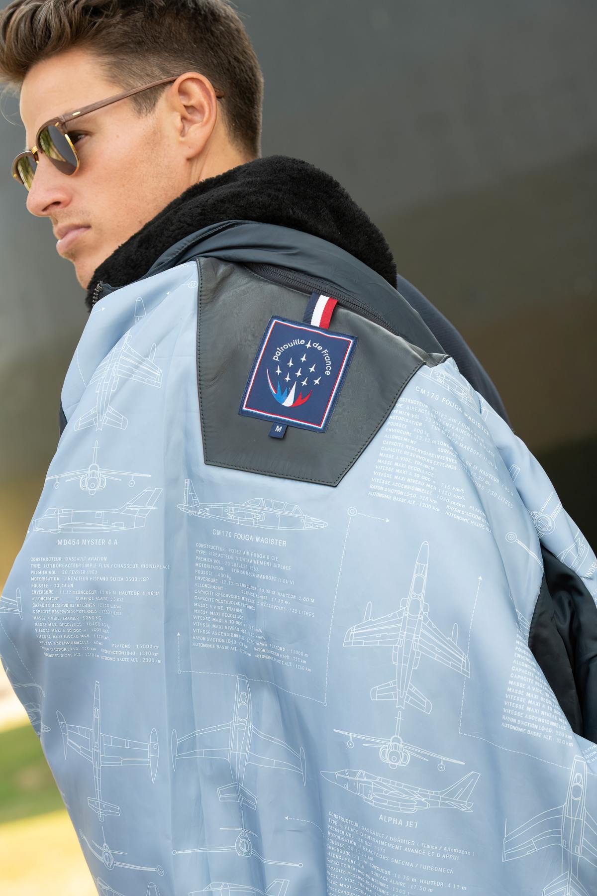 Navy blue leather aviator jacket designed for the Patrouille de France - Image n°9