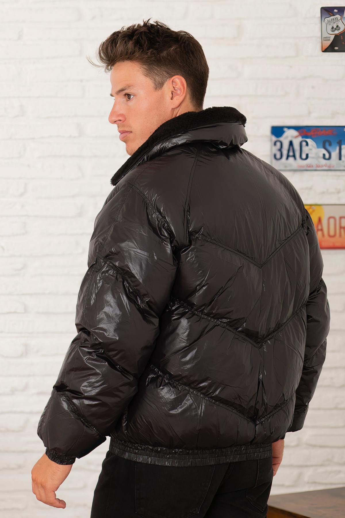 Black down jacket with faux fur collar, oversized fit - Image n°3