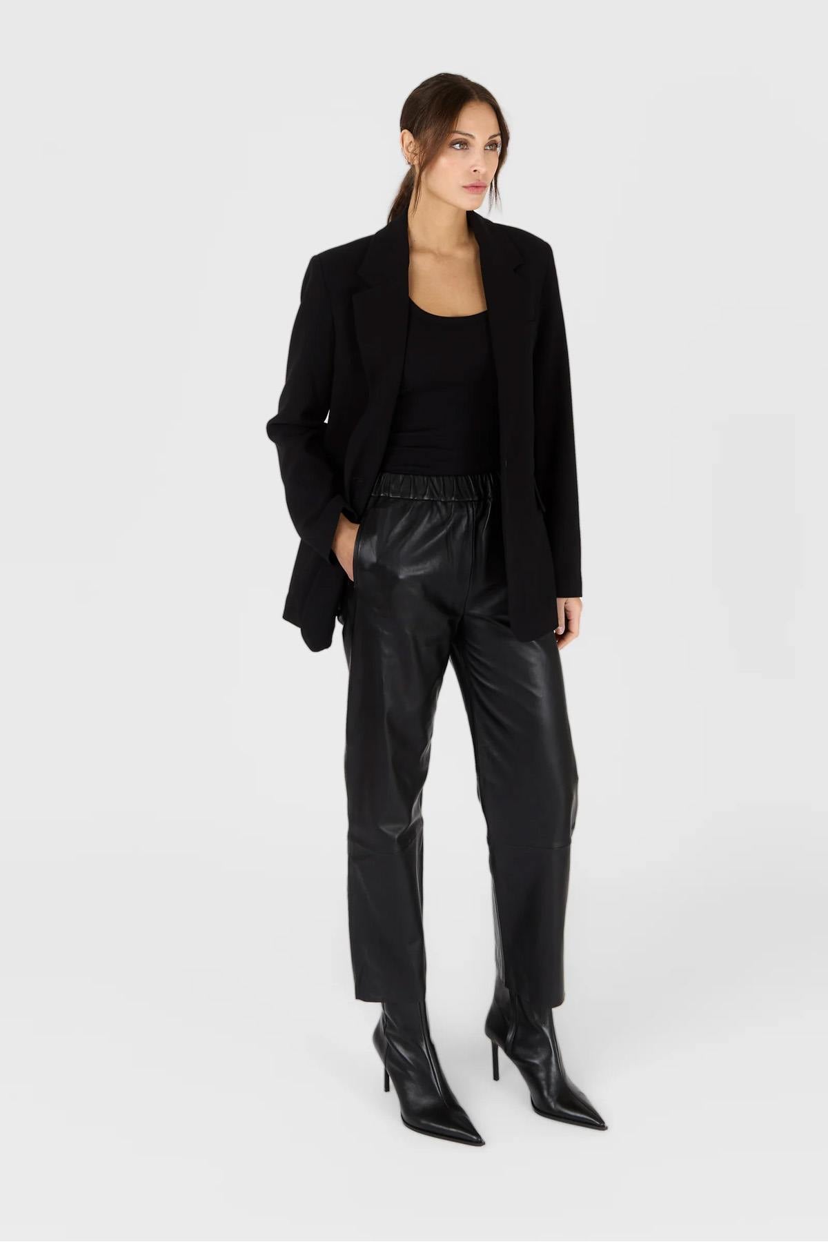 Soft and comfortable black leather pants - Image n°5