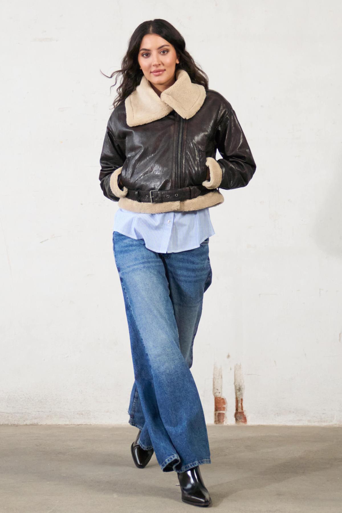 Dark brown leather cropped bomber jacket with faux fur - Image n°2