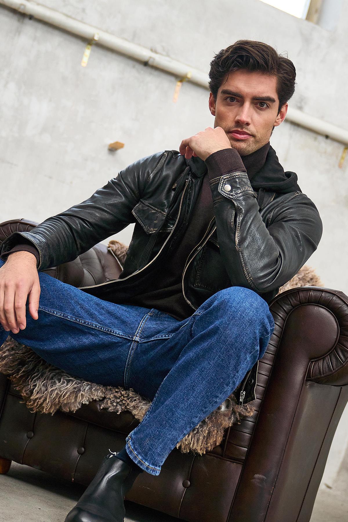 Sheep leather jacket in used black: detachable hood, asymmetrical zip. - Image n°8