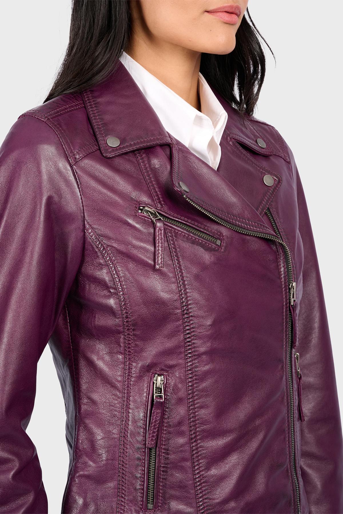 Slim-fit violet lambskin biker jacket, perfect for all seasons. - Image n°5