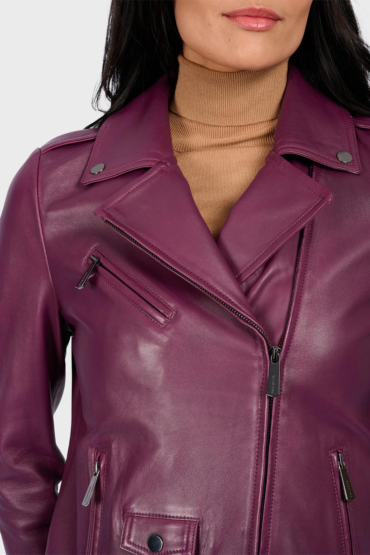 Sleek plum-colored leather biker jacket - Image n°3