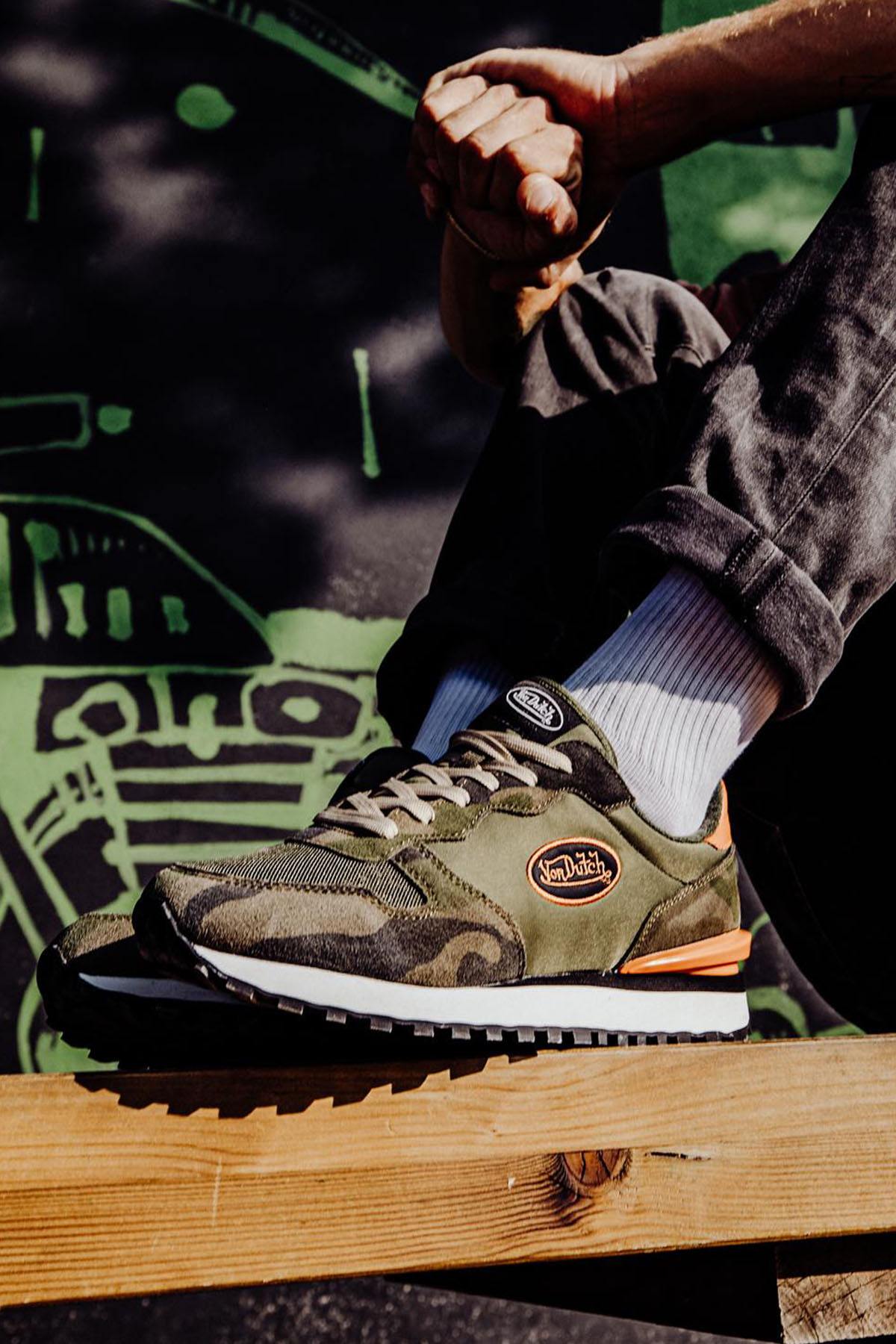 Khaki and orange camo trainers - Image n°10
