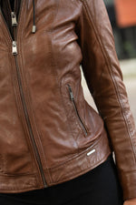 Slim cognac shearling jacket with detachable hood and motard collar. - Image n°6