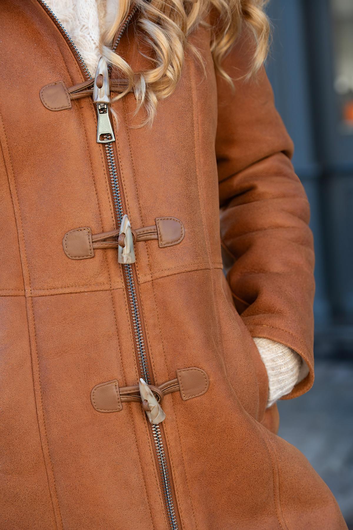 Lambskin shearling in whisky. Reversible, cosy and elegantly timeless. - Image n°3