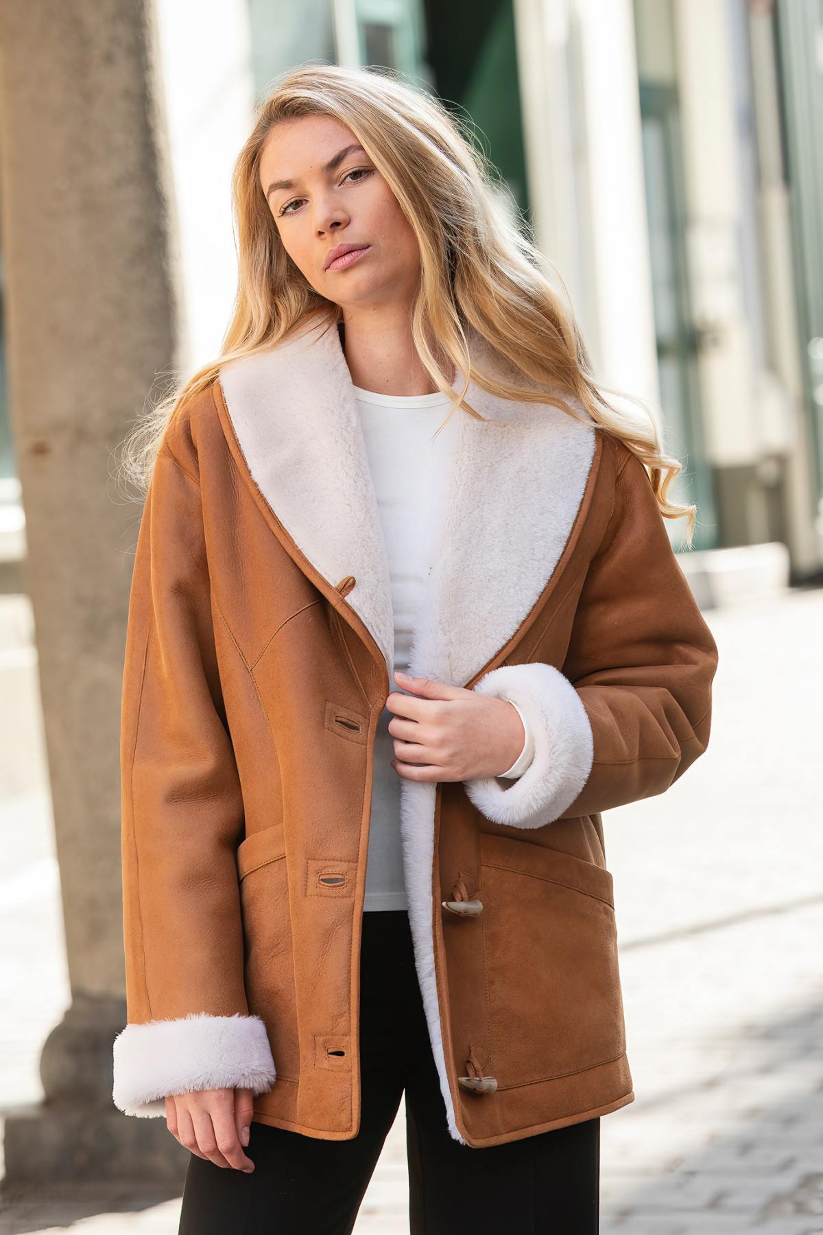 Reversed sheep leather coat in whisky shade, cosy for winter evenings. - Image n°1