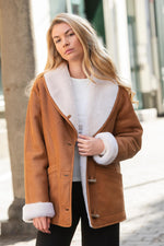 Reversed sheep leather coat in whisky shade, cosy for winter evenings. - Image n°1