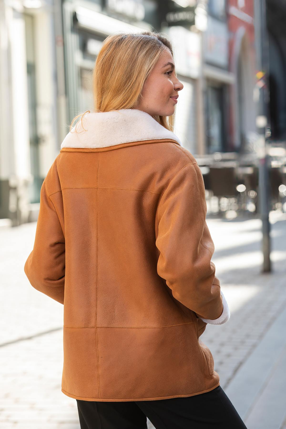 Reversed sheep leather coat in whisky shade, cosy for winter evenings. - Image n°4
