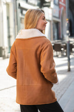 Reversed sheep leather coat in whisky shade, cosy for winter evenings. - Image n°4
