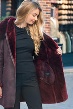 Chic double-sided burgundy sheepskin coat - Image n°5
