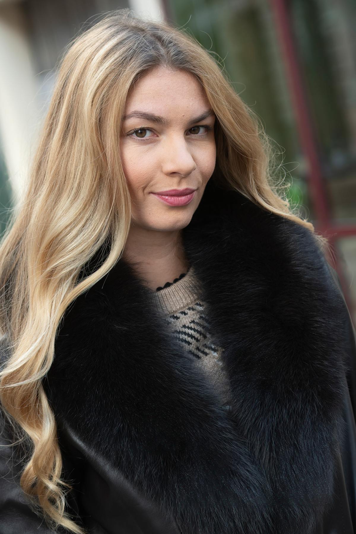 Long belted leather coat with brown fur collar - Image n°3