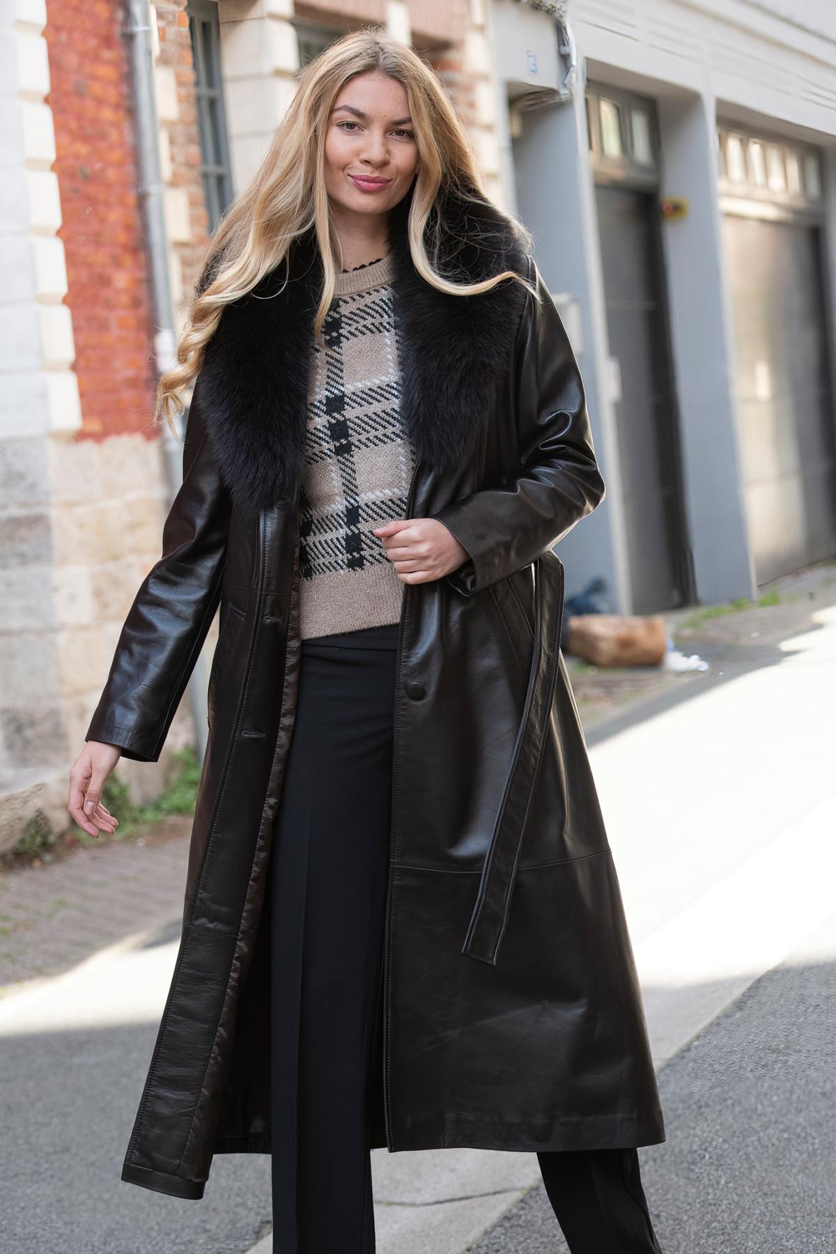 Long belted leather coat with brown fur collar - Image n°6