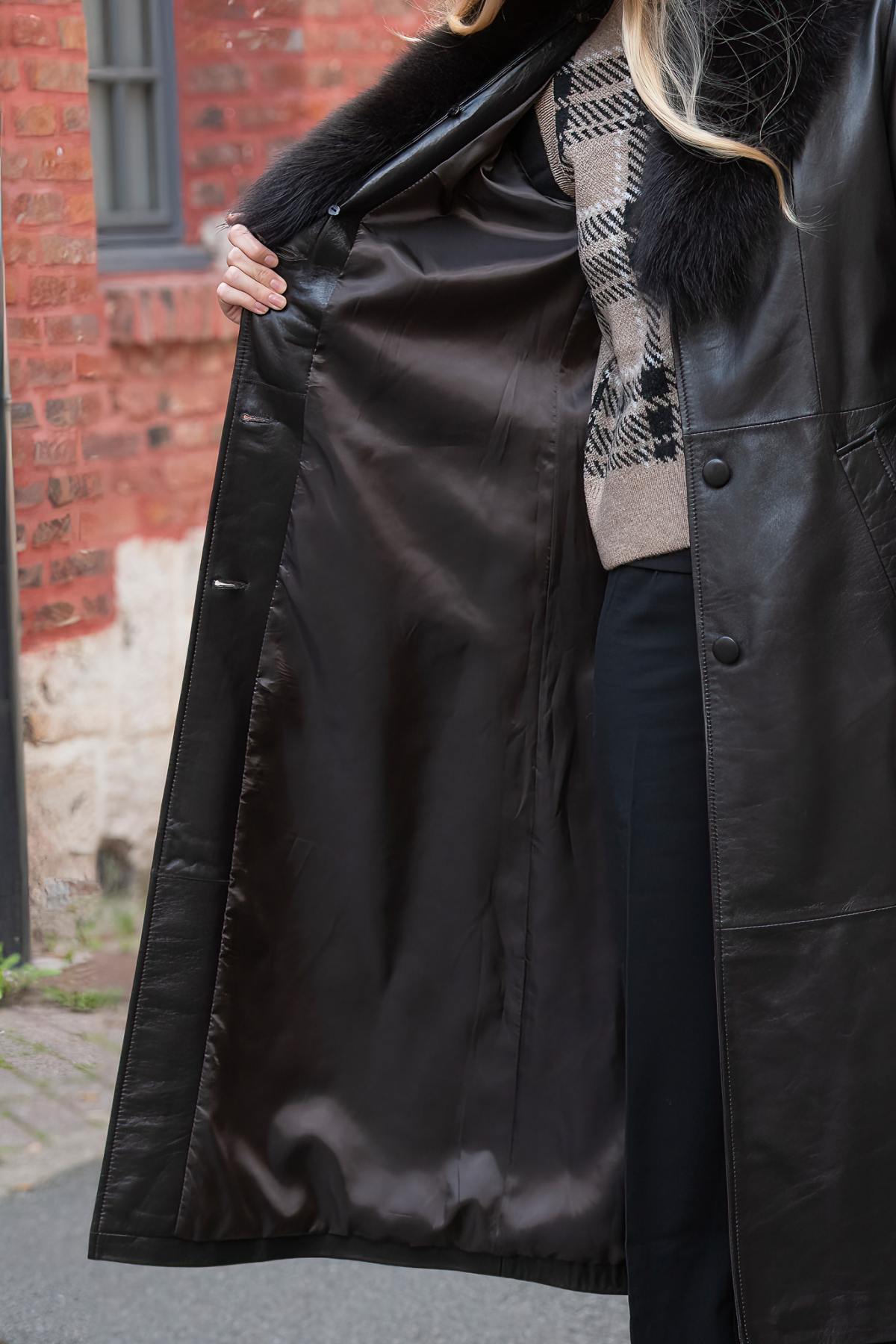Long belted leather coat with brown fur collar - Image n°7