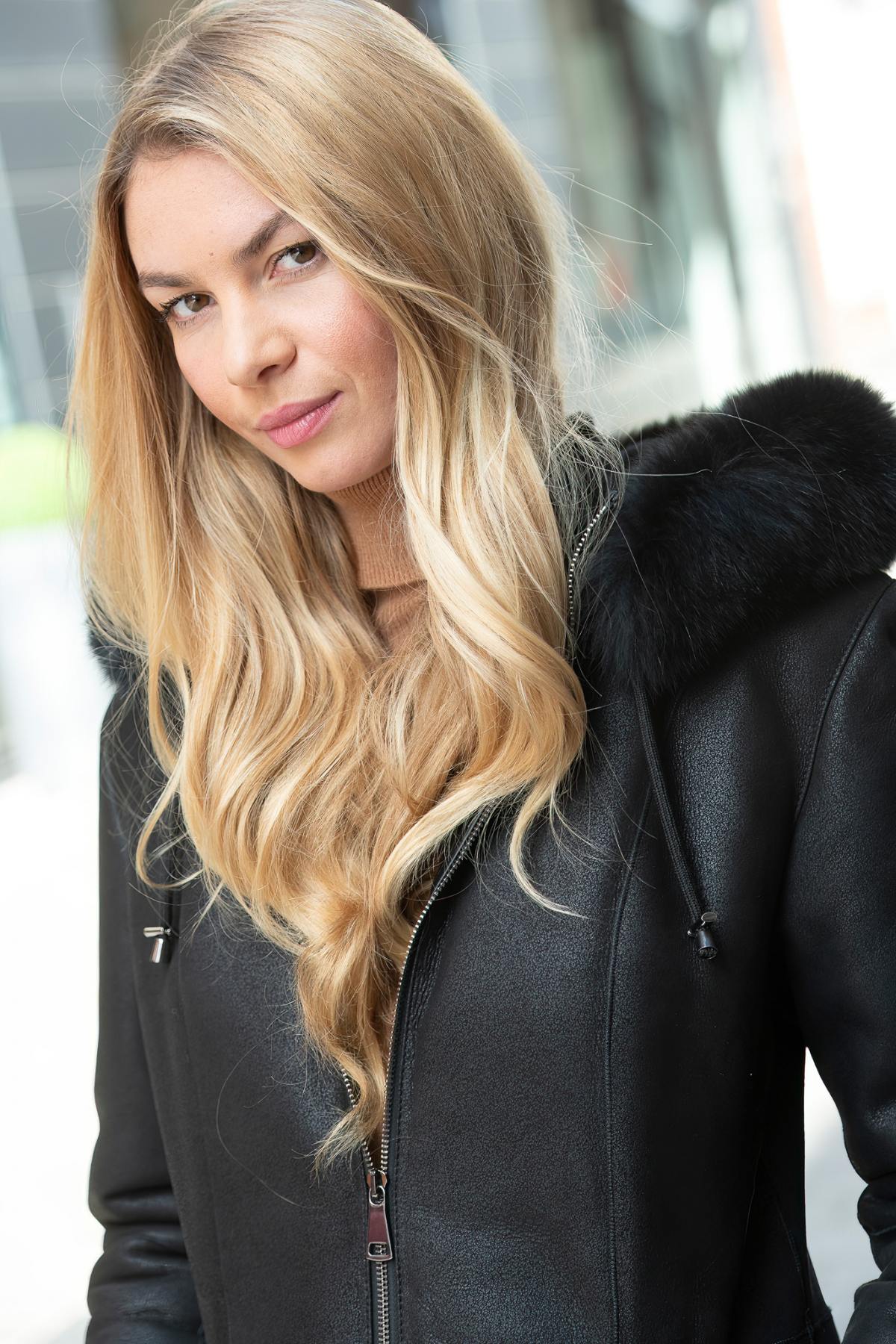 Women's black leather coat with fur hood - Image n°2