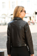 Straight-cut black lambskin jacket with zip fastening and pockets. - Image n°7