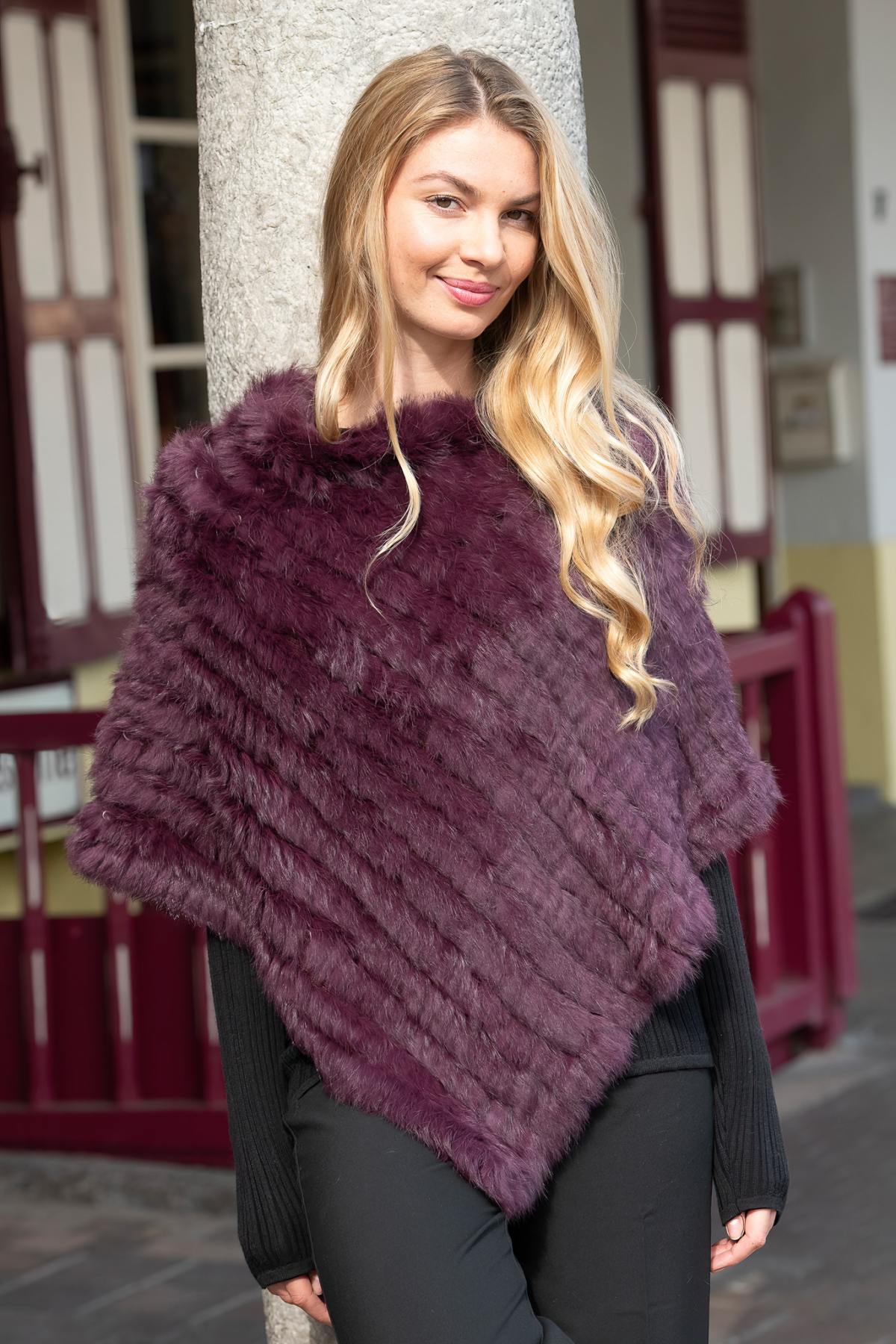 Plum-colored knitted rabbit fur poncho - Image n°1