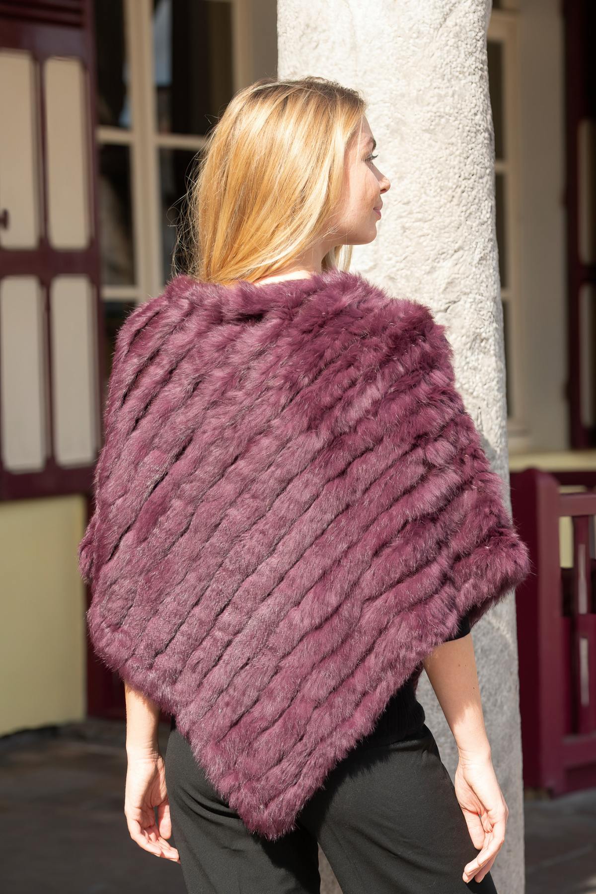 Plum-colored knitted rabbit fur poncho - Image n°2