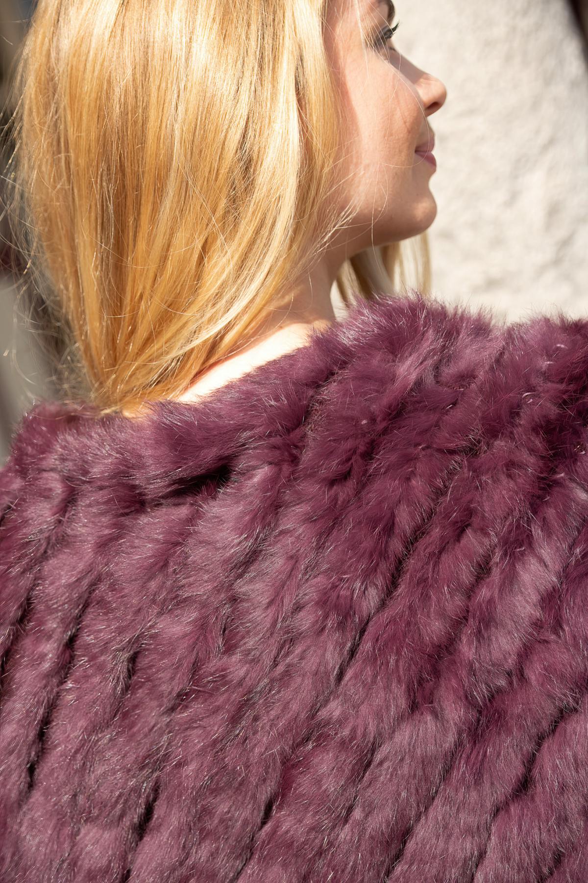 Plum-colored knitted rabbit fur poncho - Image n°3