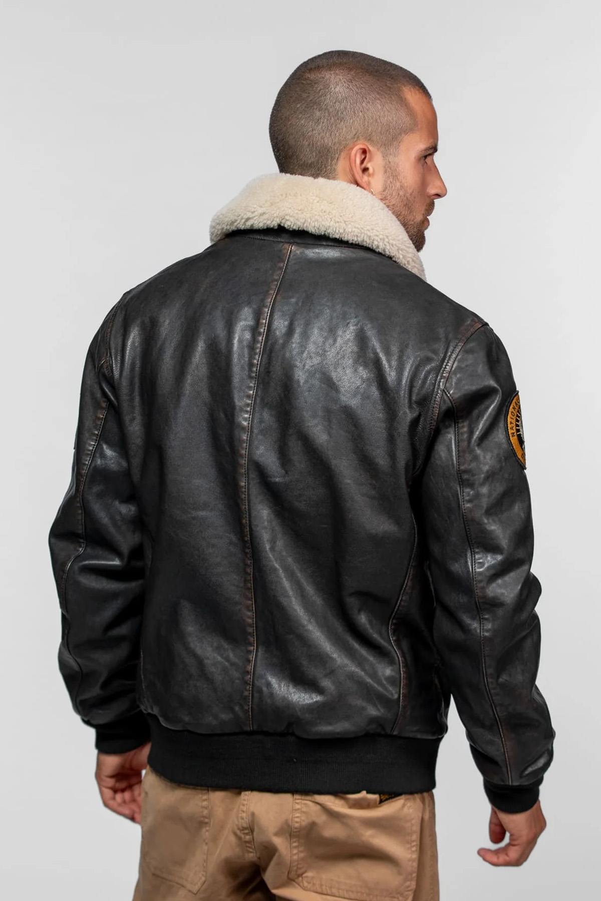 Distressed black lambskin jacket with removable shearling collar. - Image n°5