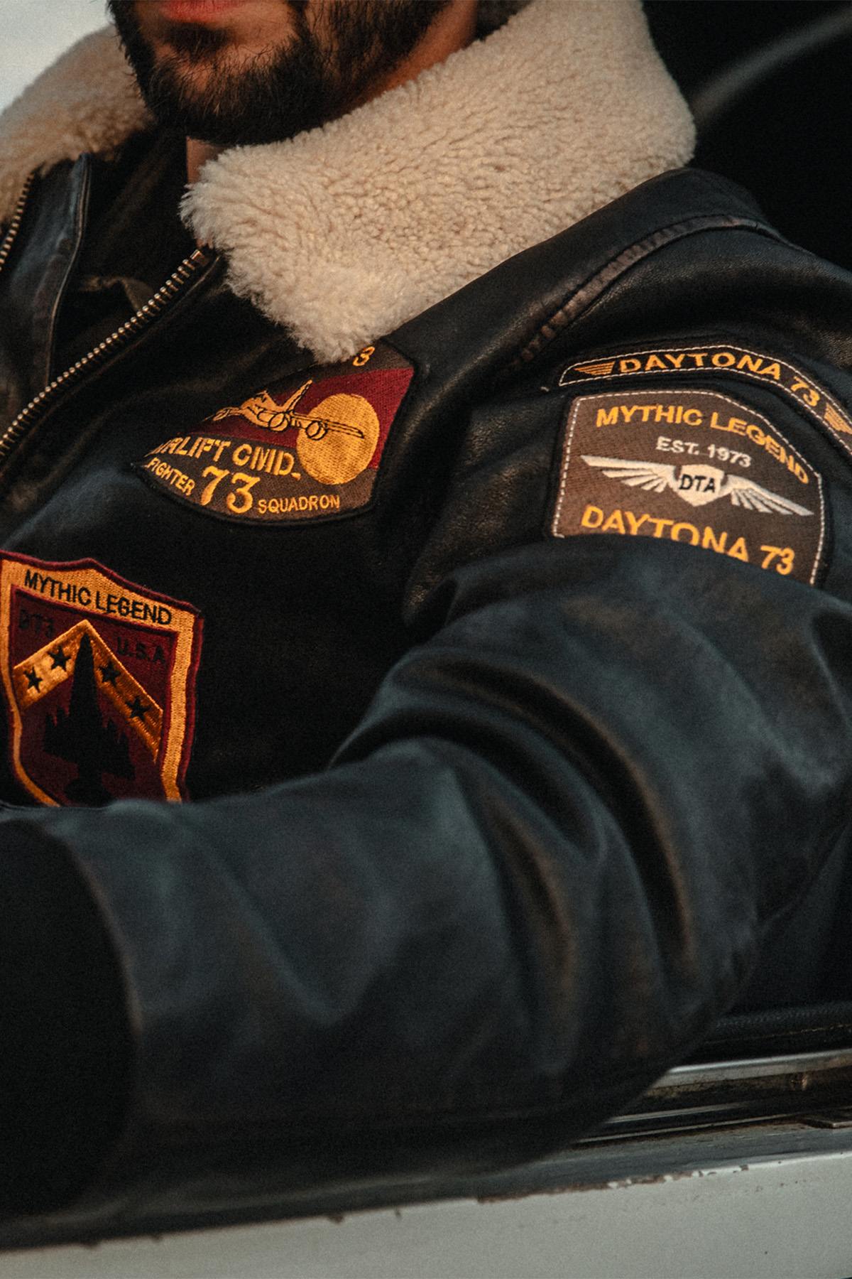 Distressed black lambskin jacket with removable shearling collar. - Image n°2