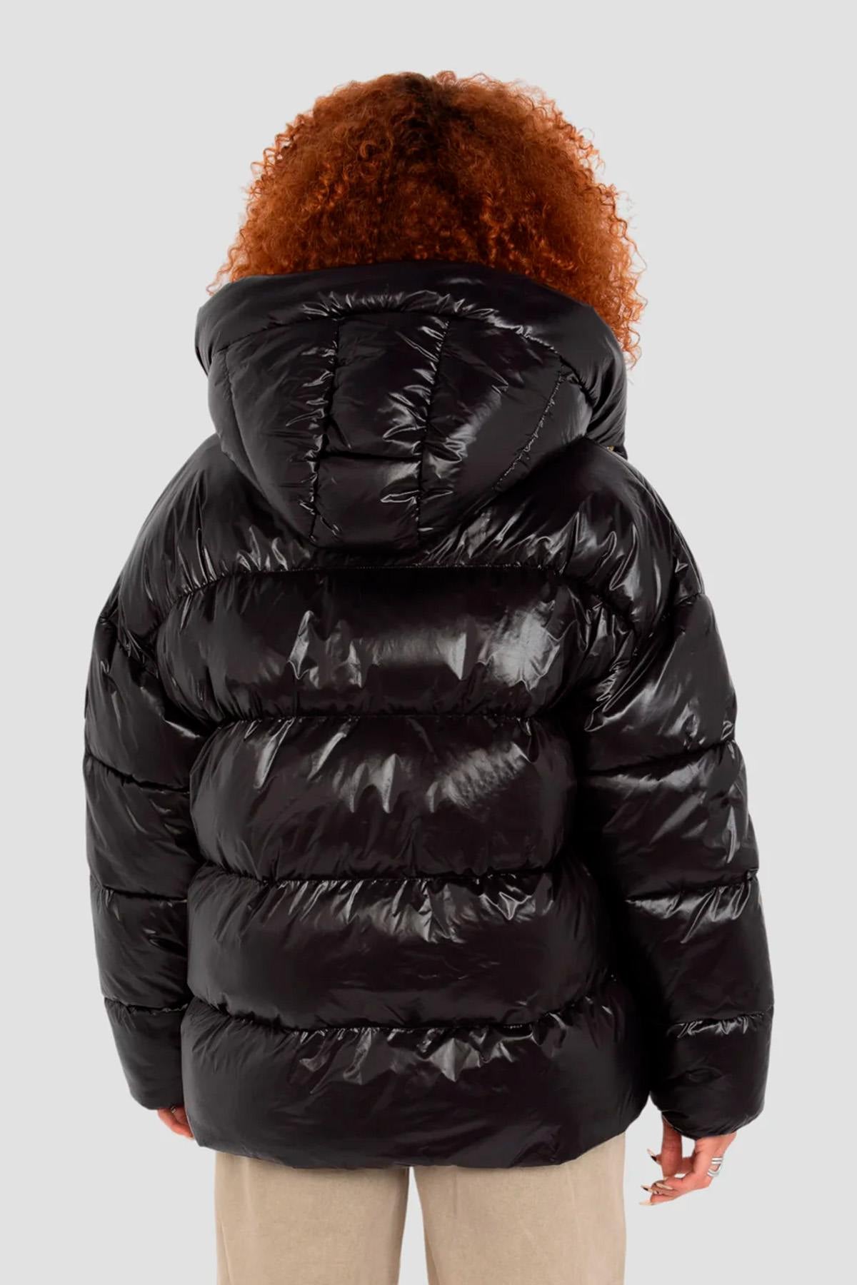 Black oversized hooded down jacket with sleeve patch - Image n°4