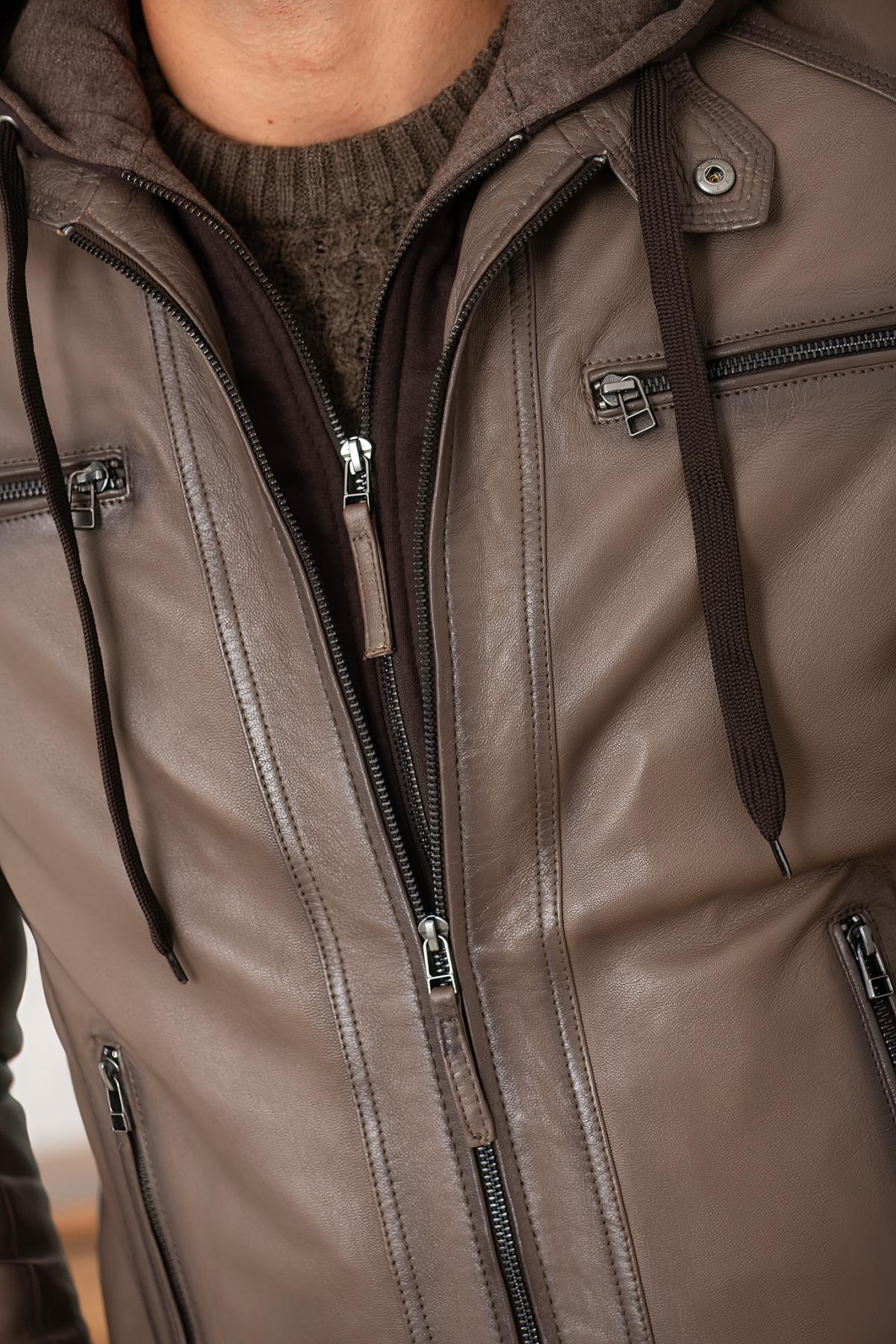 Serge Pariente's taupe lambskin jacket with a removable jersey hood. - Image n°5
