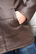 A whisky-brown reversed sheepskin coat, elegant and warm for winter. - Image n°5