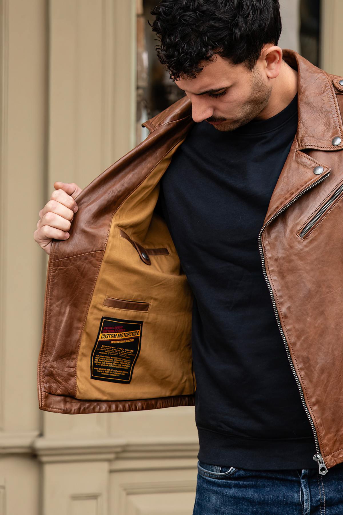 Slim dark cognac lambskin biker jacket, lightweight and timeless. - Image n°5