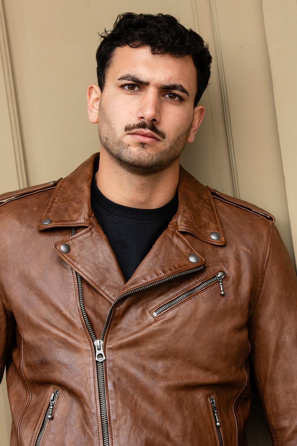 Slim dark cognac lambskin biker jacket, lightweight and timeless. - Image n°2