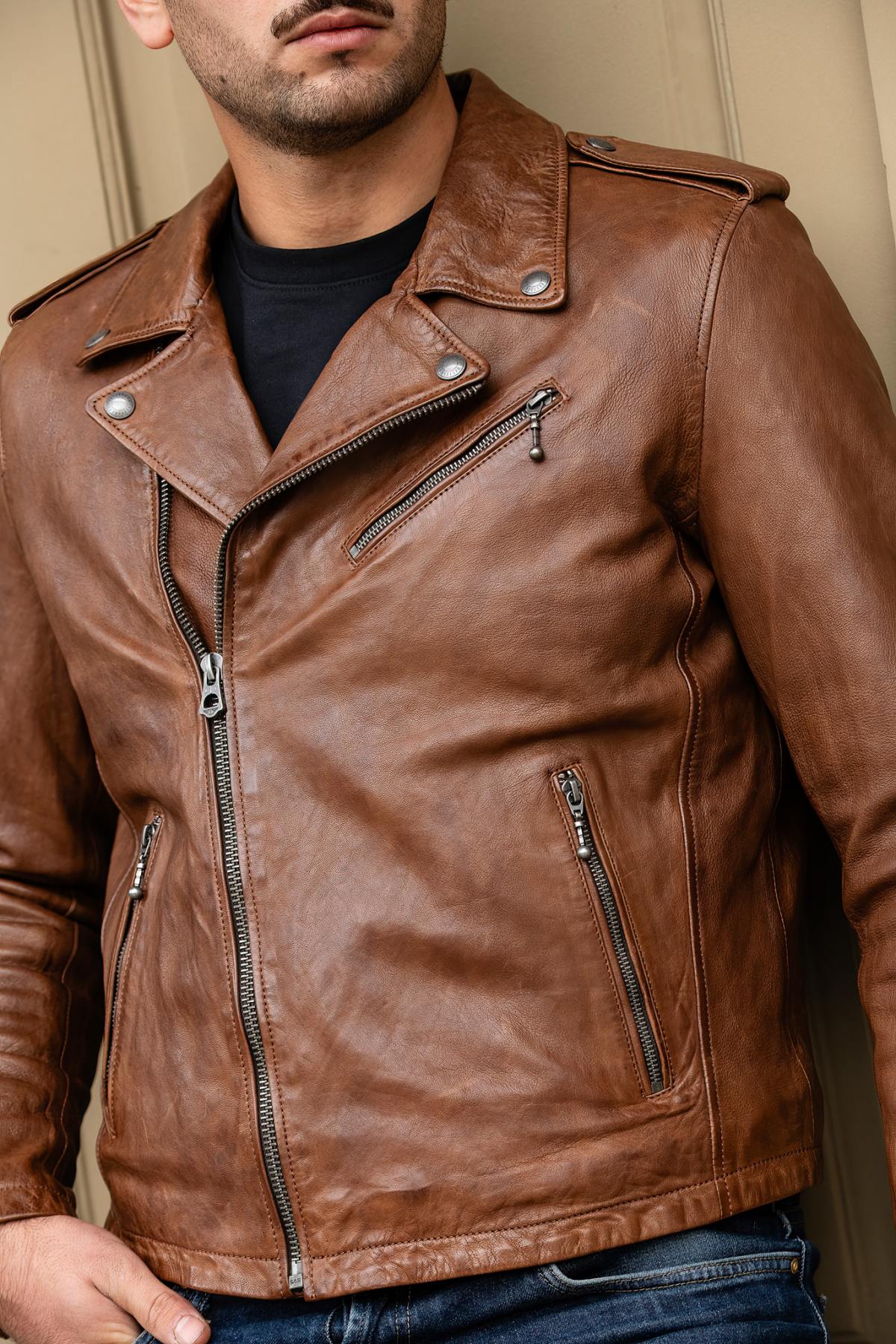 Slim dark cognac lambskin biker jacket, lightweight and timeless. - Image n°13