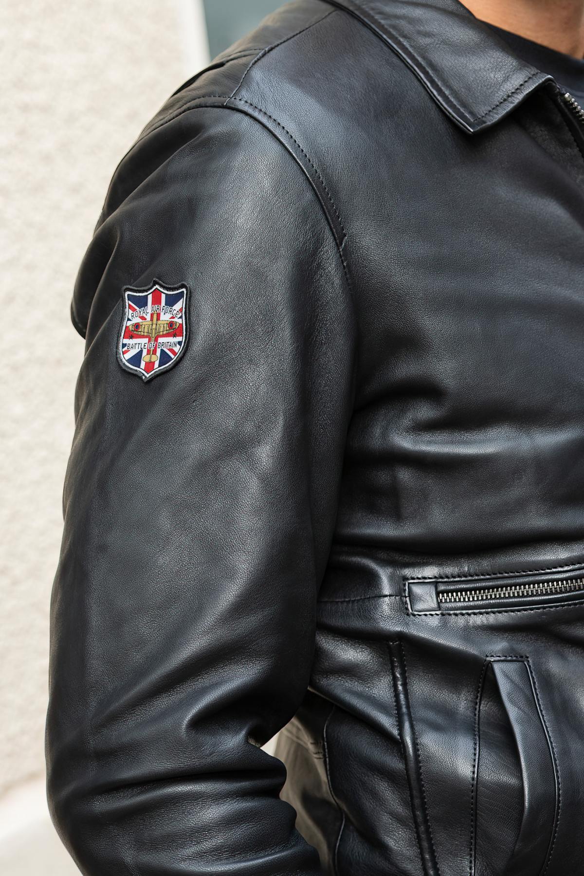 Black sheepskin aviator jacket inspired by RAF pilots. - Image n°4