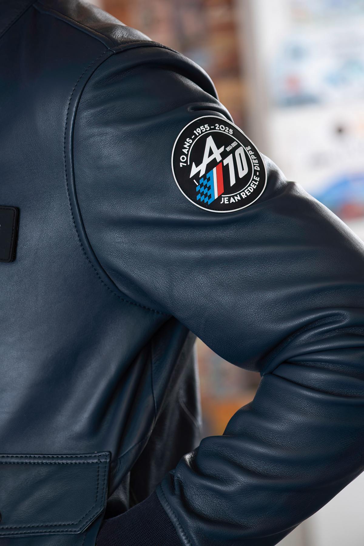 Sheepskin leather jacket in royal blue, biker collar, all-season fit. - Image n°2