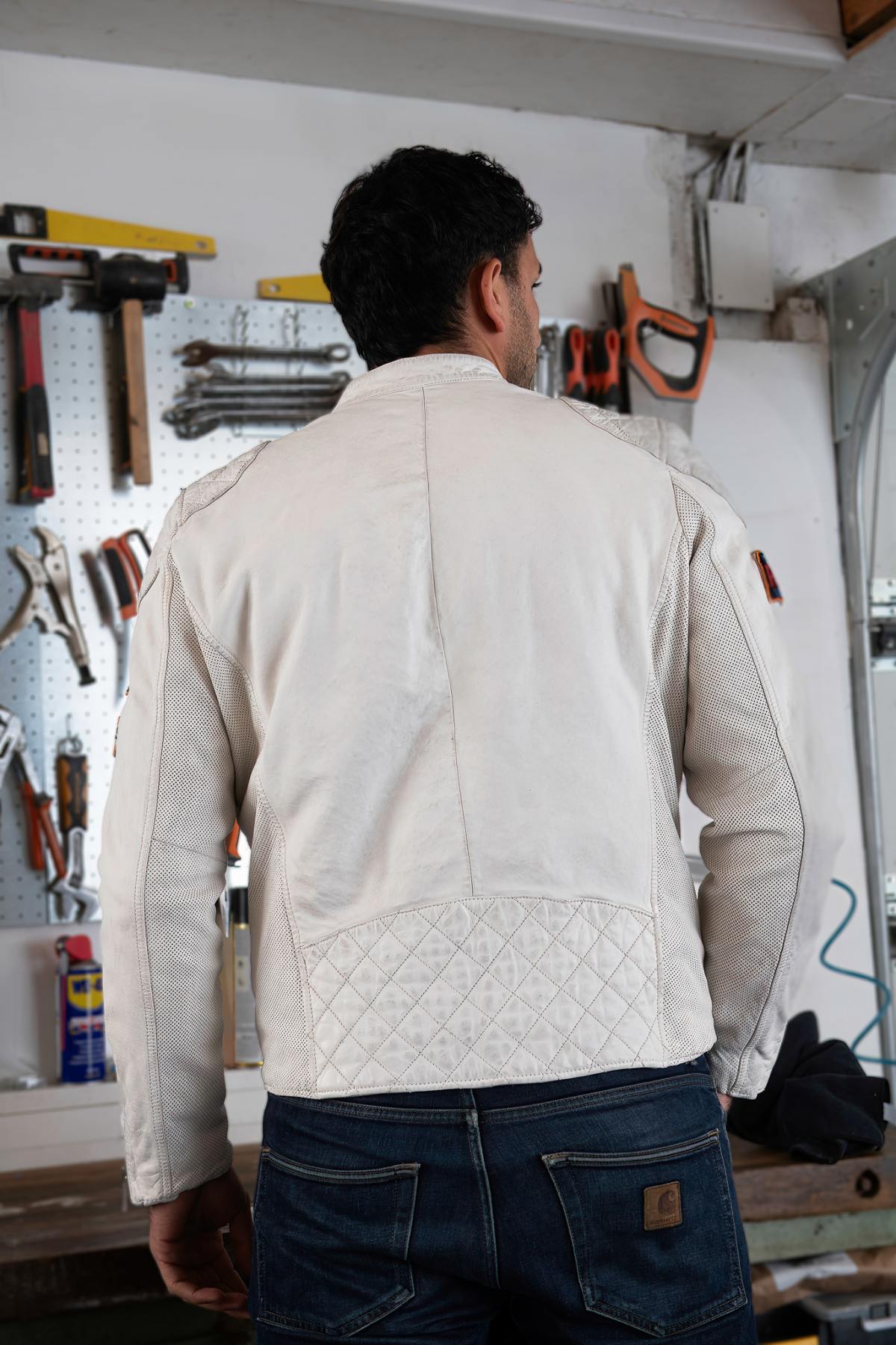 Off-white lambskin biker jacket with quilted detailing and patches. - Image n°7