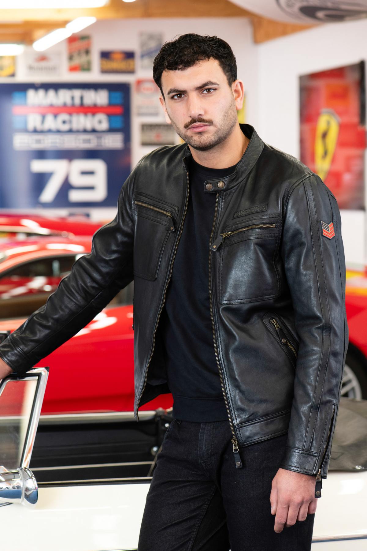 A sheep leather jacket with biker collar, echoing Steve McQueen. - Image n°1