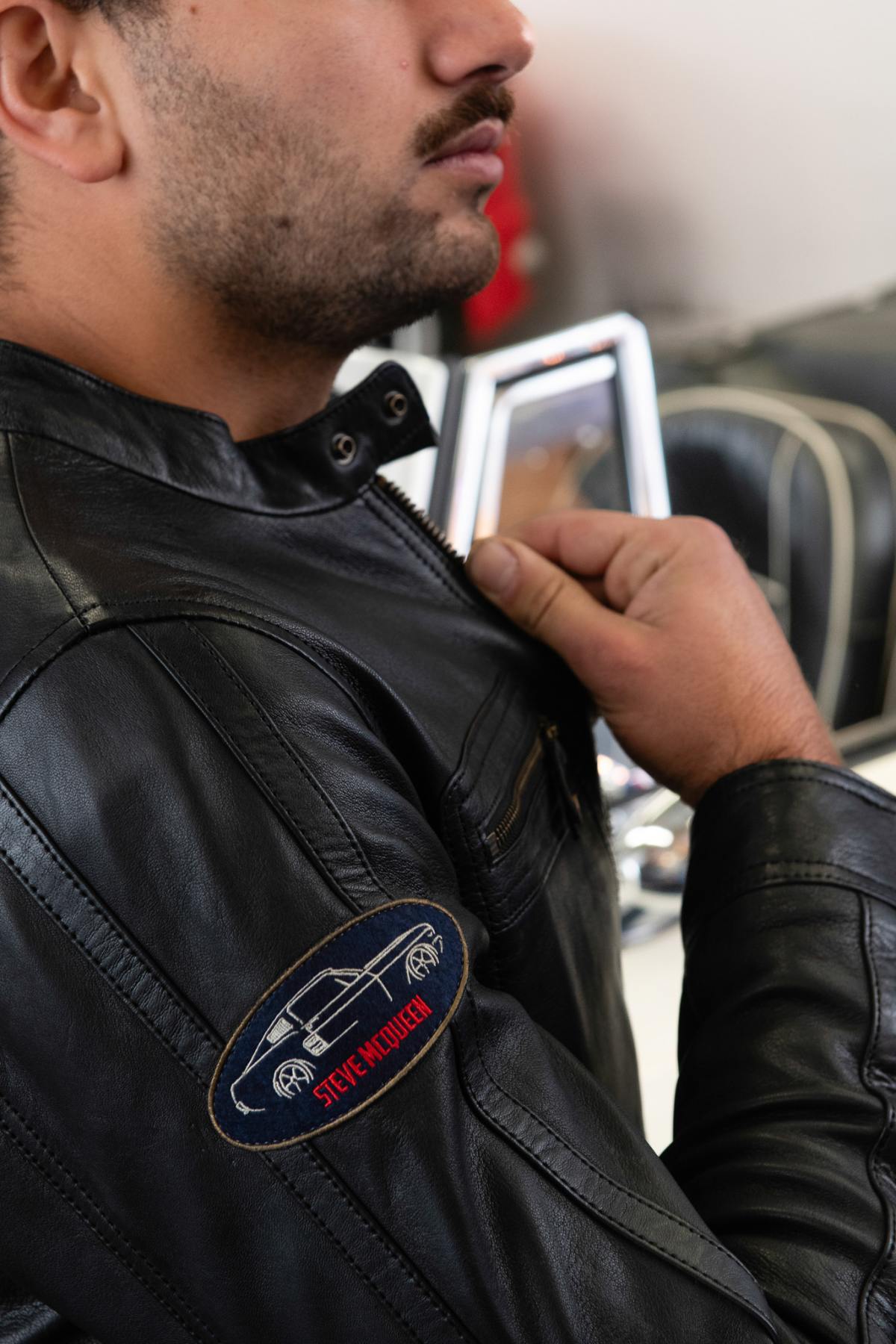 A sheep leather jacket with biker collar, echoing Steve McQueen. - Image n°2