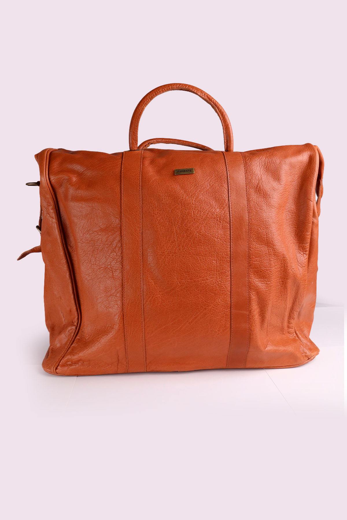 High-end leather travel bag in cognac color. - Image n°4