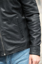 Slim-fit black lambskin jacket, timeless and effortlessly elegant. - Image n°4