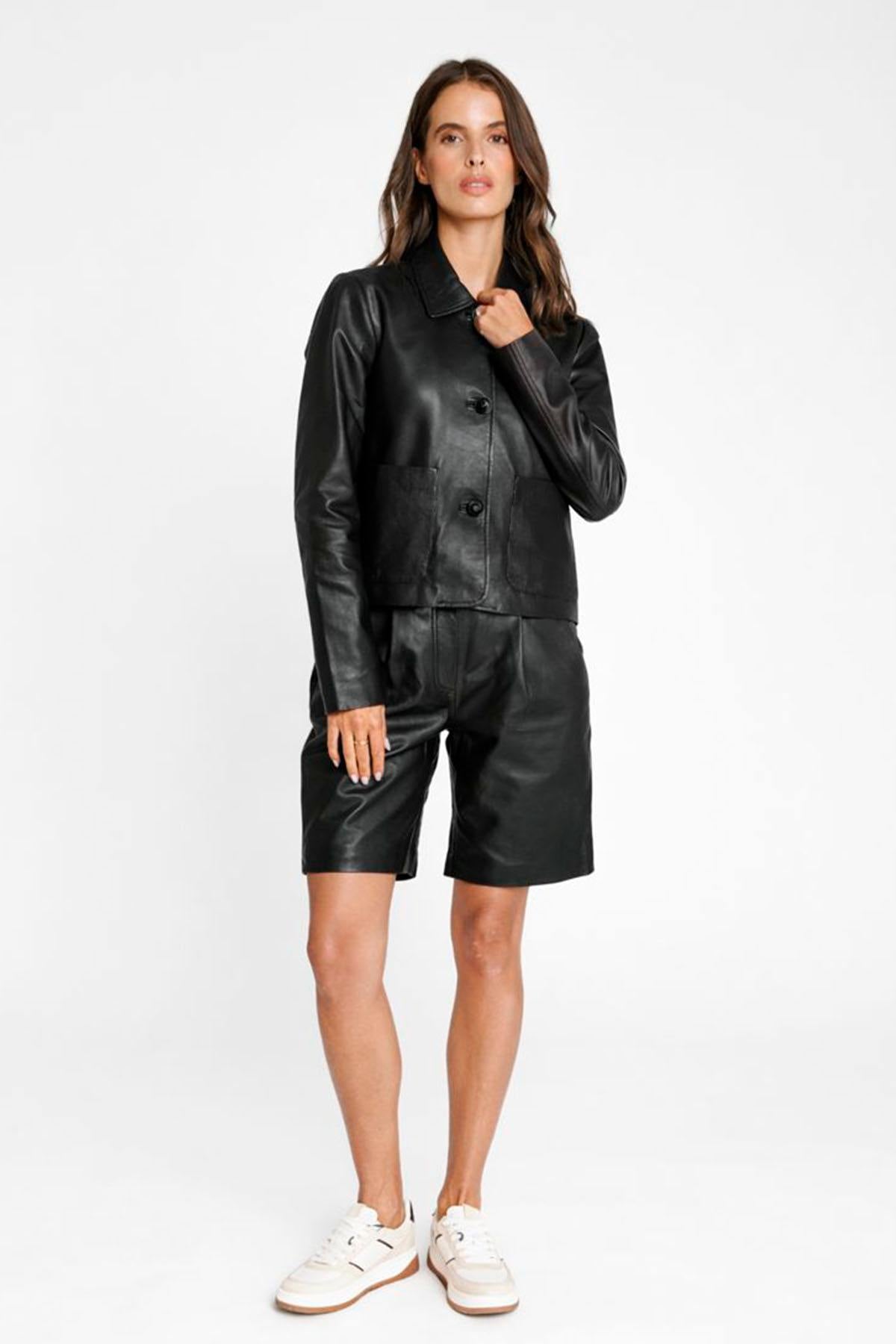 Minimalist black lambskin jacket with tonal buttons and flap pockets. - Image n°3