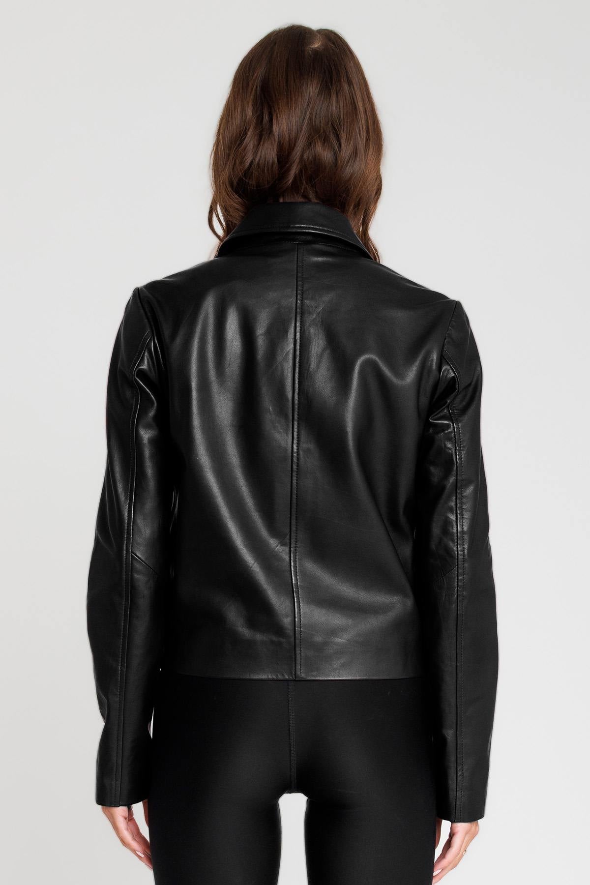 Minimalist black lambskin jacket with tonal buttons and flap pockets. - Image n°2